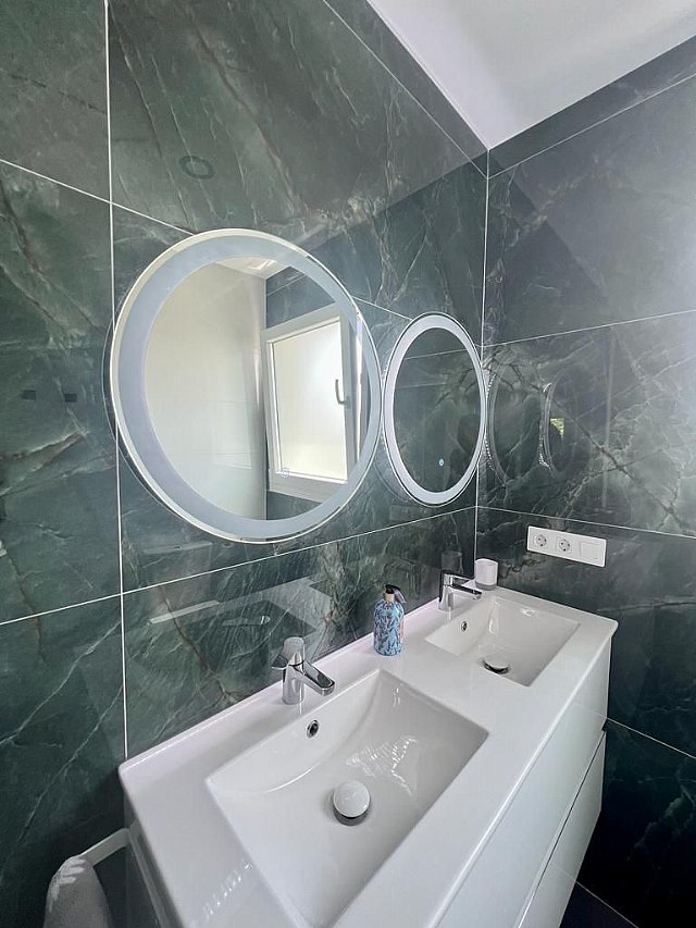 Renovación Elegante: Transformación de un Cuarto de Baño en un Oasis Verde Contemporáneo